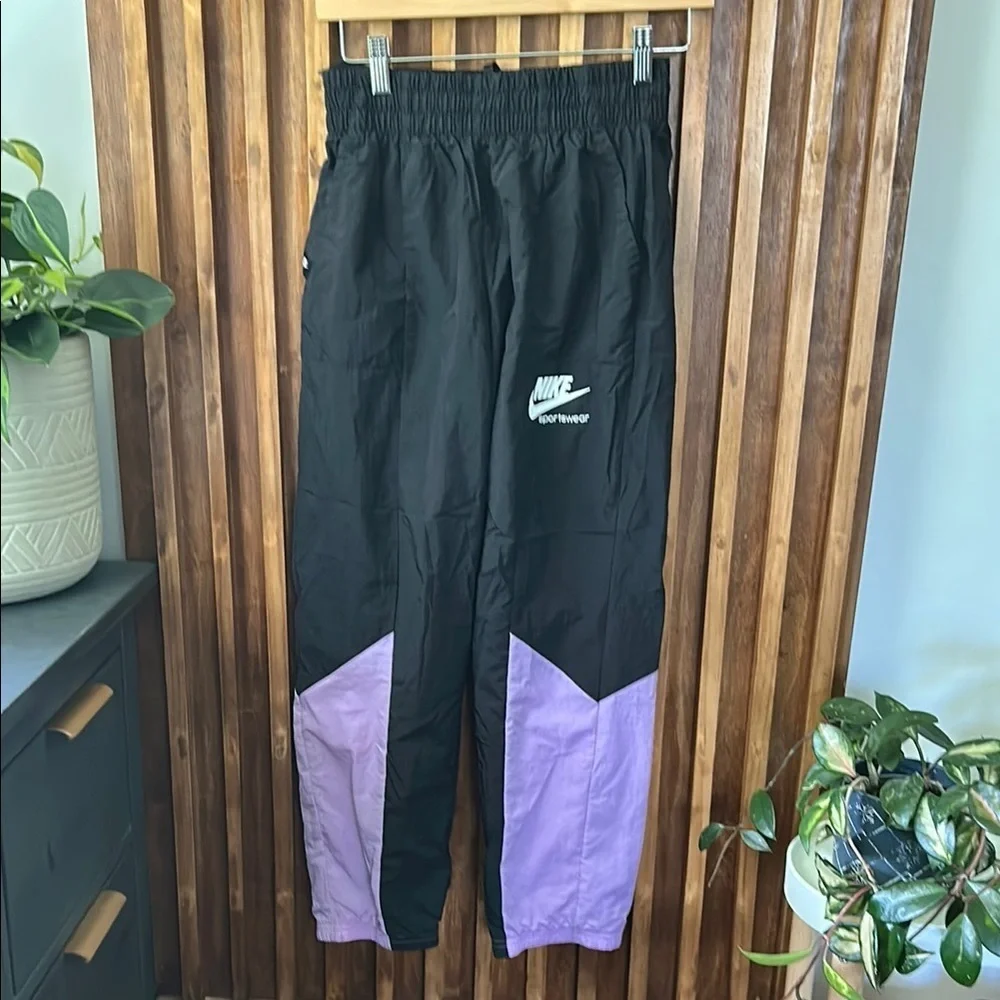NIKE Sportwear Heritage Track Pants. L